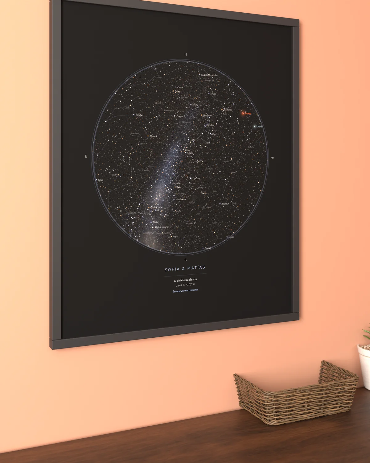 De cerca: mapa estelar StarMap enmarcado en una pared terracota sobre un aparador