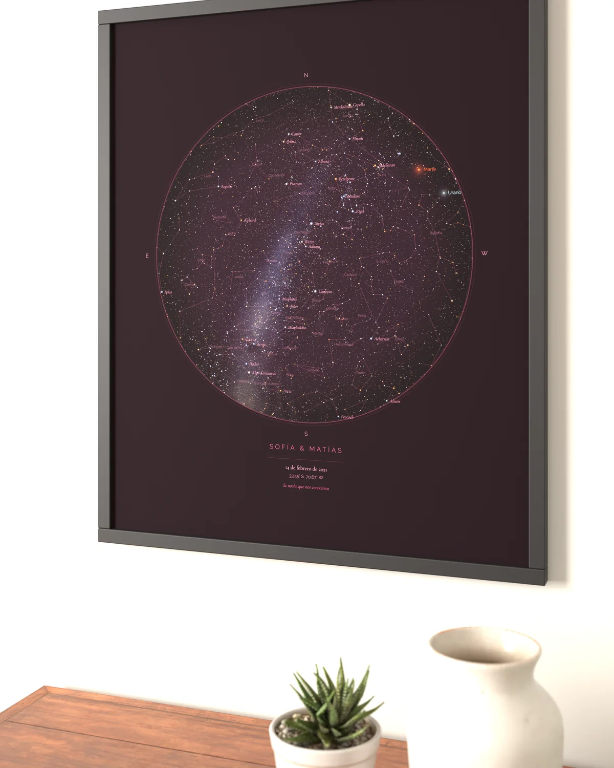 De cerca: mapa estelar StarMap enmarcado en la pared de un escritorio de madera