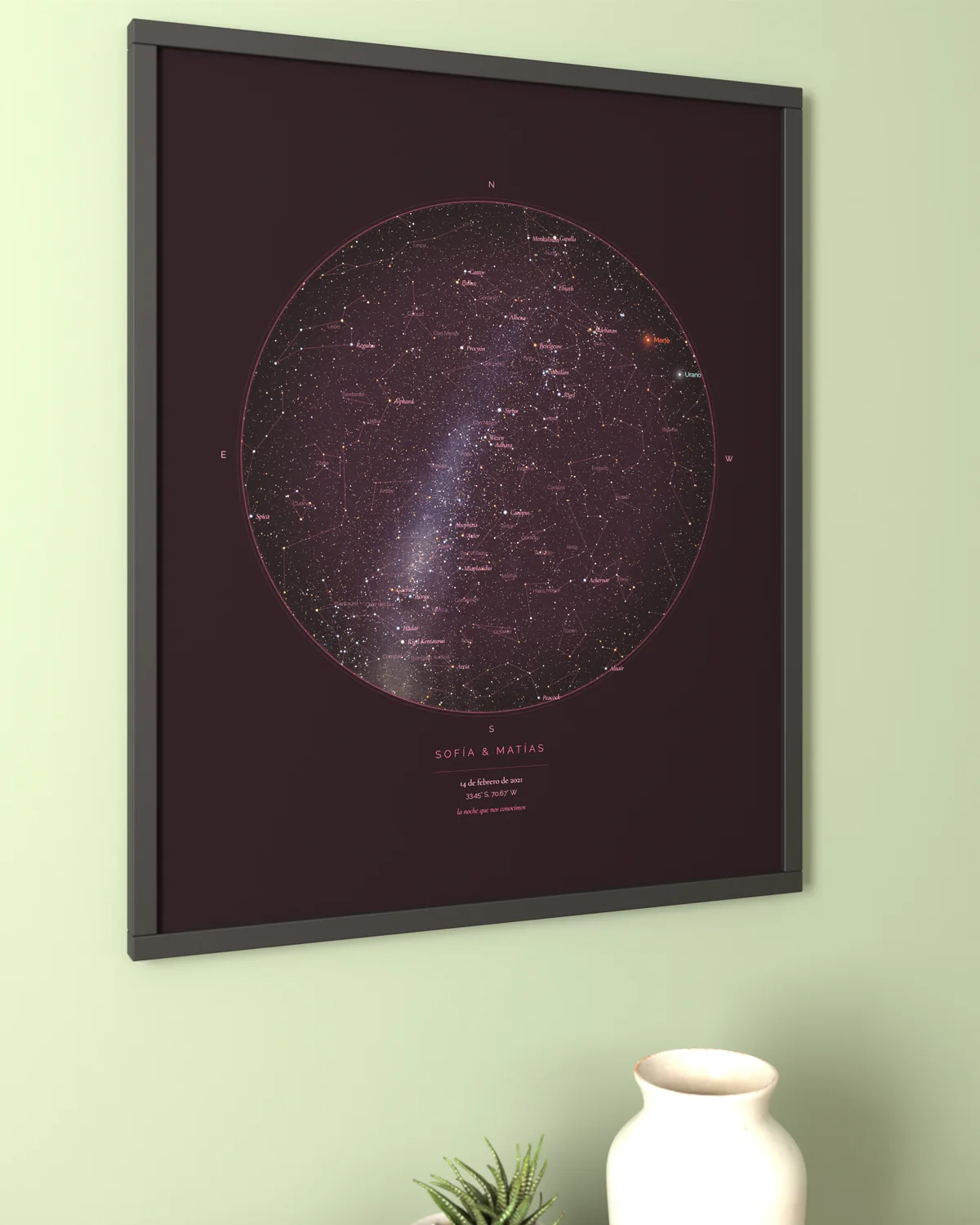 De cerca: mapa estelar StarMap enmarcado en una pared verde salvia