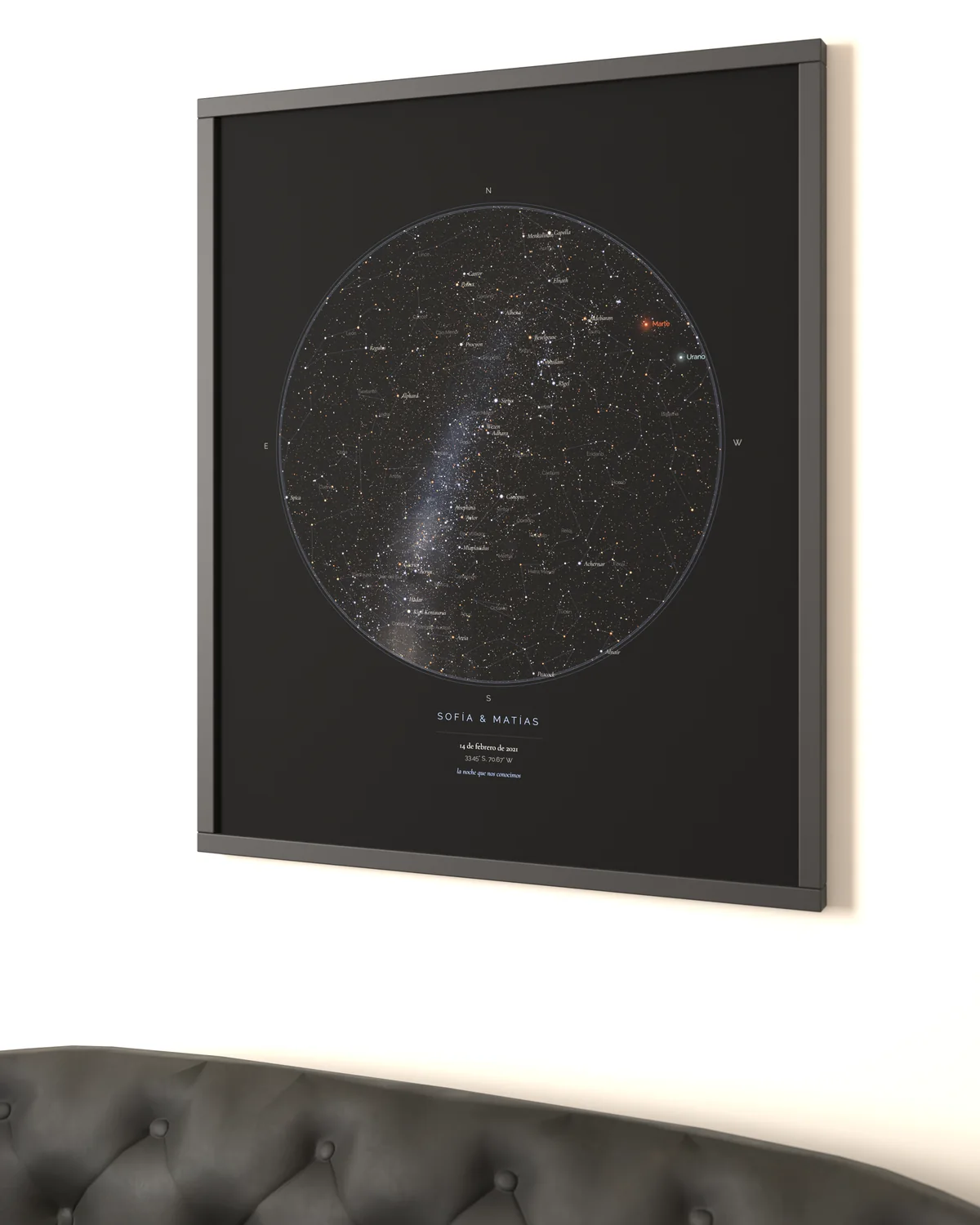 De cerca: mapa estelar StarMap enmarcado en una pared sobre un sofá