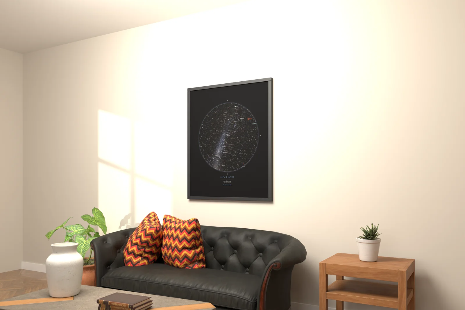 Mapa estelar StarMap enmarcado en una sala de estar, sobre un sofá con cojines