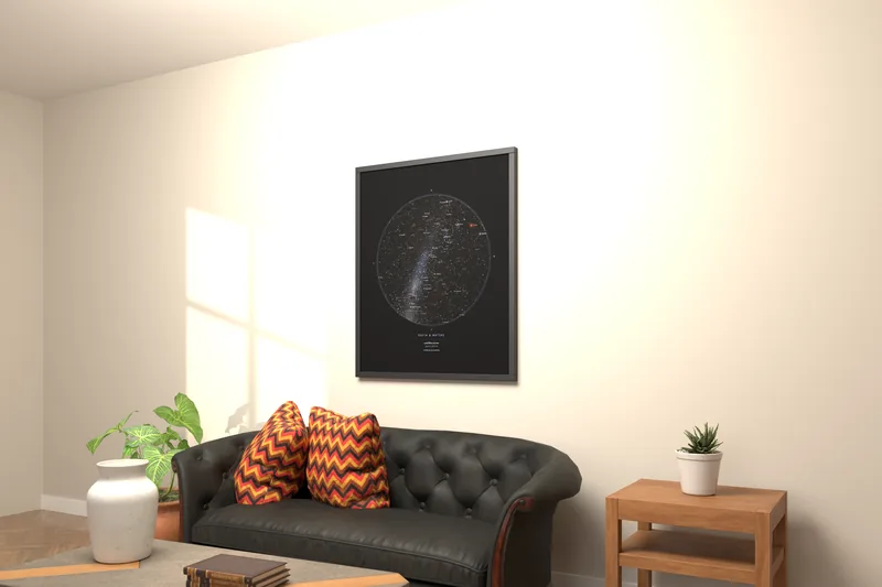 Mapa estelar impreso en 4K y enmarcado a 1 metro en una sala