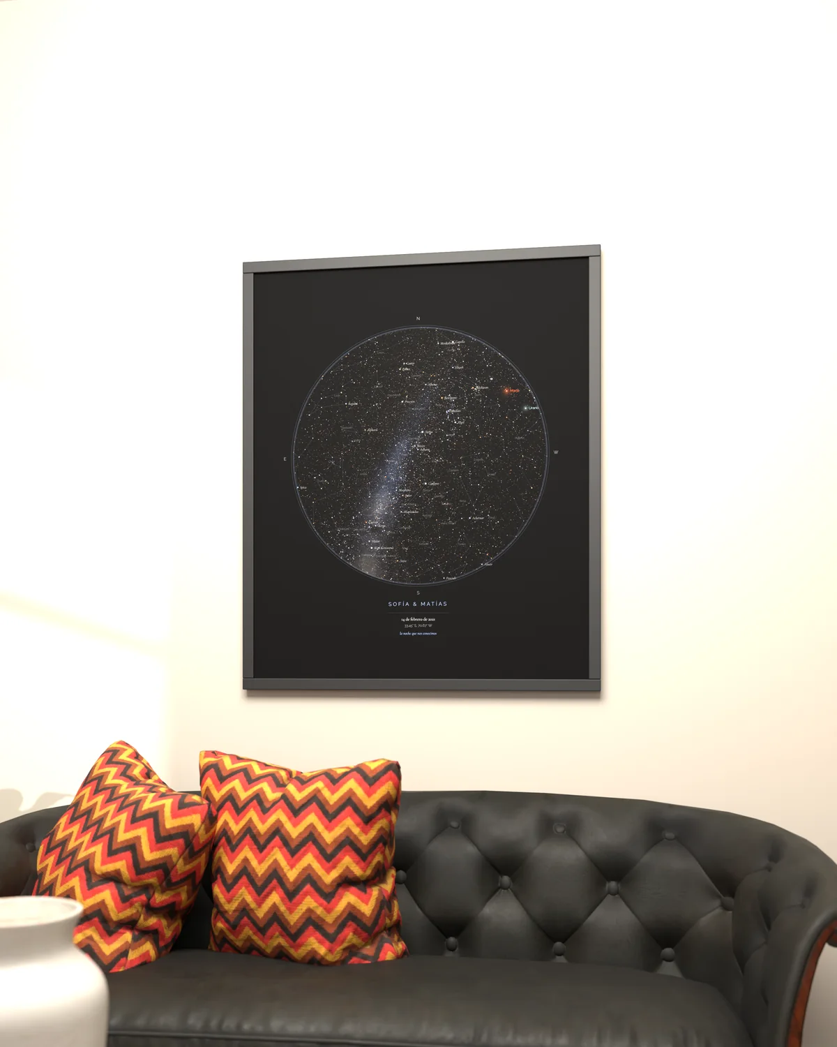 De cerca: mapa estelar StarMap enmarcado en una sala de estar